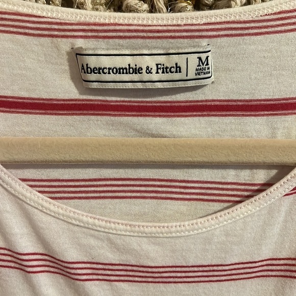 NWOT Cute short sleeve top - Picture 3 of 3